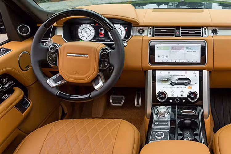 SUV hạng sang Range Rover SVAutobiography biển cặp thần tài nhỏ cũng chính là phiên bản sang và đắt đỏ nhất của thương hiệu xe Range Rover đang phân phối tại thị trường Việt Nam. Mức giá xe Range Rover SVAutobiography đời cũ tại Việt Nam có thể hơn 17,5 tỷ đồng, chưa bao gồm chi phí biển đẹp, trong khi đó, giá xe Range Rover SV 2022 mới nhất lên đến trên 23 tỷ đồng.