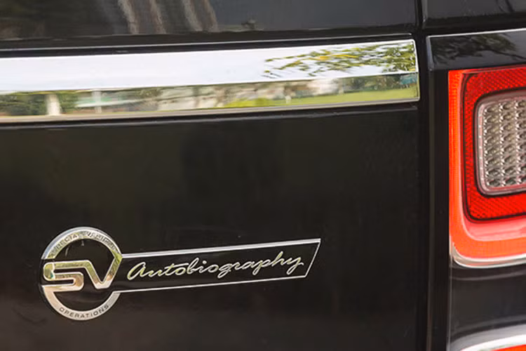 Thông tin chúng tôi tìm hiểu có được, chiếc SUV hạng sang Range Rover SVAutobiography Minh Nhựa khoe hàng sở hữu biển số "thần tài" dễ nhớ bởi cặp 39 này từng thuộc sở hữu của 1 doanh nhân 8x Sài thành, anh là 1 trong những nhà sưu tập siêu xe khá khủng tại Việt Nam và rất mê biển thần tài 39-79.