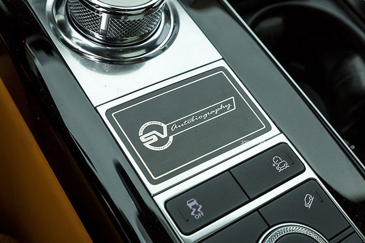So với bản cũ, thiết kế của Range Rover SVAutobiography mới được Minh Nhựa chia sẻ ảnh lên mạng xã hội có sự khác biệt ở đèn pha Full LED, đèn hậu cũng được thiết kế lại. Khá đáng tiếc là dòng xe Range Rover SVAutobiography sử dụng ống xả vuông vức thay cho cặp ống xả tròn ở đời cũ và logo SVAutobiography trên xe cũng có một số khác biệt.