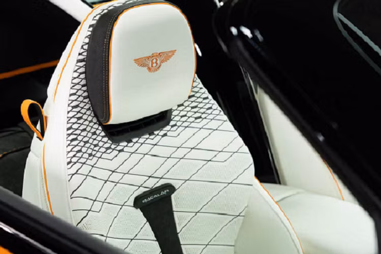 Trước đó cũng đã có chiếc Bacalar đã tham dự Lễ hội Tốc độ Goodwood năm nay và trong sự kiện này, chiếc xe đã được Adrian Hallmark, Chủ tịch kiêm Giám đốc điều hành Bentley bàn giao cho chủ sở hữu mới.