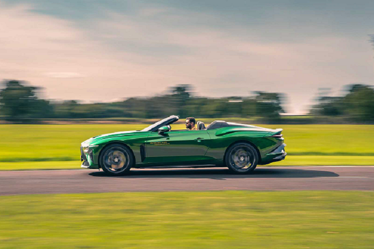 Mulliner ban đầu công bố sẽ chế tạo tổng cộng 12 chiếc Bentley Bacalar 2022 mui trần, mỗi chiếc có một màu sắc riêng do khách hàng của mình thiết kế. Tám chiếc xe đã được giao cho chủ nhân mới và bốn chiếc cuối cùng hiện đang trong giai đoạn lắp ráp cuối cùng tại xưởng của Mulliner ở Crewe.