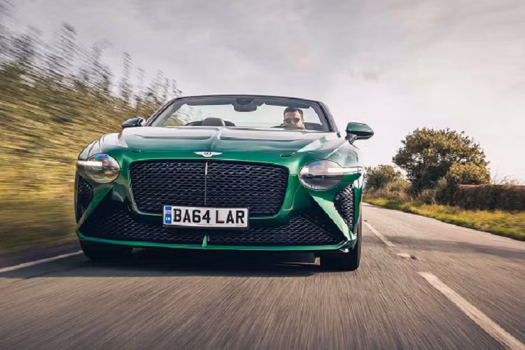 Mỗi chiếc xe mất khoảng sáu tháng để hoàn thành, từ quá trình sản xuất cơ khí đến quá trình chế tạo chi tiết để tạo ra từng chiếc Bacalar theo ý muốn của chủ nhân.