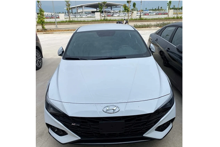 Thông tin chi tiết trang bị của Hyundai Elantra 2023 vẫn còn là ẩn số. Theo những hình ảnh hé lộ tại nhà máy, Hyundai Elantra thế hệ mới mang ngôn ngữ thiết kế “Parametric Dynamics” hiện đại và cá tính, với những đường cắt xẻ táo bạo, thay thế những đường vuốt mượt mà trước đây.
