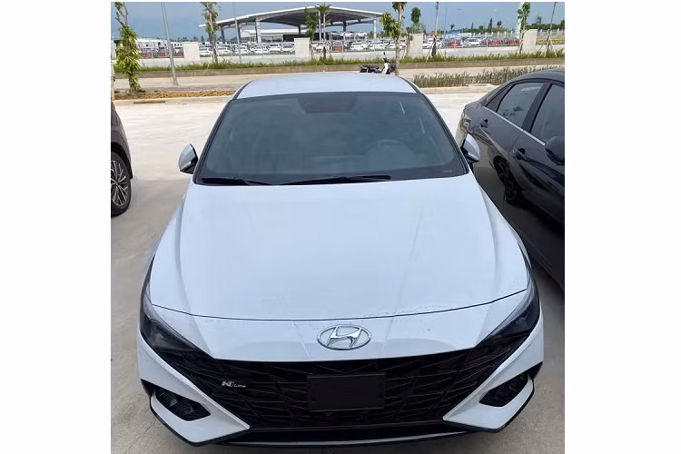 Thông tin chi tiết trang bị của Hyundai Elantra 2023 vẫn còn là ẩn số. Theo những hình ảnh hé lộ tại nhà máy, Hyundai Elantra thế hệ mới mang ngôn ngữ thiết kế “Parametric Dynamics” hiện đại và cá tính, với những đường cắt xẻ táo bạo, thay thế những đường vuốt mượt mà trước đây.