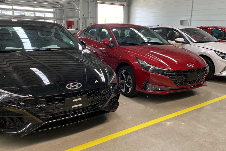 Ngoài ra, Hyundai Elantra 2023 sẽ được trang bị các tính năng an toàn khác như Đèn pha thích ứng HBA, Cảnh báo bỏ quên hành khác phía sau, Cảnh báo nguy hiểm khi mở cửa, Cảnh báo áp suất lốp, camera lùi, cảm biến hỗ trợ đỗ xe PDW...