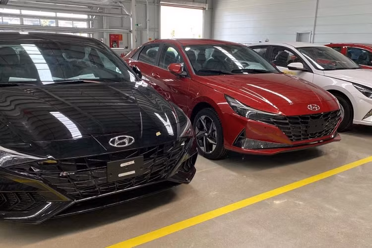 Ngoài ra, Hyundai Elantra 2023 sẽ được trang bị các tính năng an toàn khác như Đèn pha thích ứng HBA, Cảnh báo bỏ quên hành khác phía sau, Cảnh báo nguy hiểm khi mở cửa, Cảnh báo áp suất lốp, camera lùi, cảm biến hỗ trợ đỗ xe PDW...