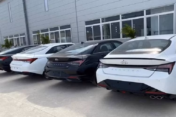 Hiện tại, Hyundai TC Motor vẫn chưa công bố thời điểm ra mắt Elantra 2023 tại Việt Nam. Tuy nhiên nhiều đại lý Hyundai chính hãng đã bắt đầu nhận cọc mẫu xe này từ 10 – 15 triệu đồng, thậm chí mức giá xe Hyundai Elantra 2023 còn được hé lộ từ 629 - 839 triệu đồng.