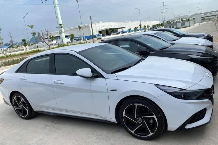Cụ thể Hyundai Elantra 2023 mới sẽ vẫn tiếp tục bán ra với 4 phiên bản tại thị trường Việt Nam bao gồm 2 phiên bản động cơ xăng 1.6L, 1 phiên bản động cơ xăng 2.0L và 1 phiên bản động cơ xăng tăng áp 1.6T-GDi.