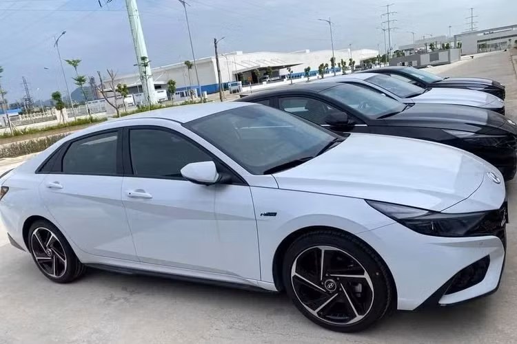 Cụ thể Hyundai Elantra 2023 mới sẽ vẫn tiếp tục bán ra với 4 phiên bản tại thị trường Việt Nam bao gồm 2 phiên bản động cơ xăng 1.6L, 1 phiên bản động cơ xăng 2.0L và 1 phiên bản động cơ xăng tăng áp 1.6T-GDi.