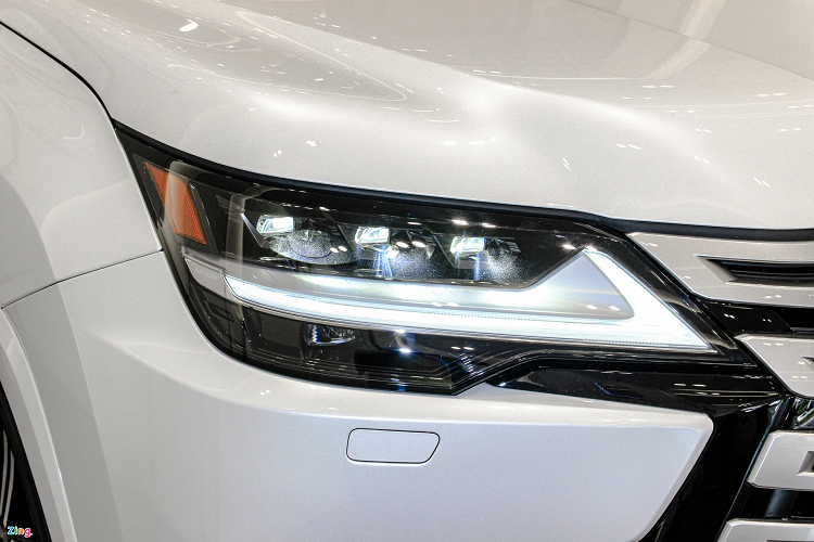 Cụm đèn LED móc câu truyền thống vẫn hiện diện ở LX600 nhưng cụm đèn pha LED được chia làm 2 tầng. Đèn pha LED thông minh có tính năng tự động tăng, giảm cường độ sáng.