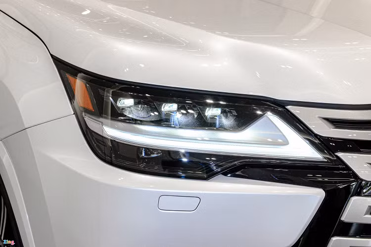 Cụm đèn LED móc câu truyền thống vẫn hiện diện ở LX600 nhưng cụm đèn pha LED được chia làm 2 tầng. Đèn pha LED thông minh có tính năng tự động tăng, giảm cường độ sáng.