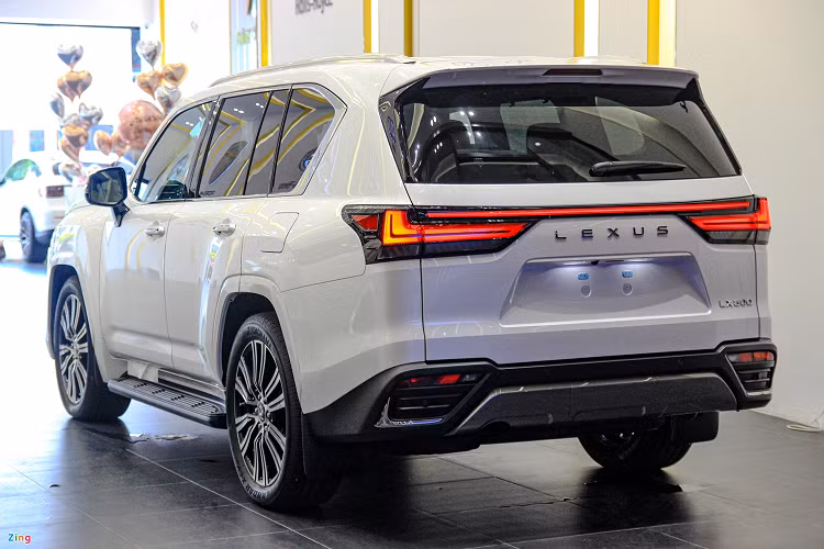 Giá xe Lexus LX600 2022 chào bán hơn 11 tỷ đồng tại đại lý tư nhân, cao hơn 3 tỷ so với xe nhập chính hãng (8,1 tỷ). Đồng thời mức giá này cao hơn đáng kể so với các đối thủ như Mercedes-Benz GLS (5,1 tỷ), BMW X7 (6,8 tỷ).