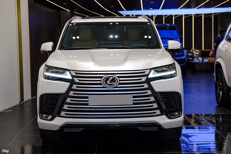 Lưới tản nhiệt trên mẫu xe Lexus LX600 2022 mới vẫn giữ nguyên hình dáng cũ nhưng được mở rộng ra về hai bên. Phong cách thiết kế này đã xuất hiện trên mẫu Camry bản Mỹ