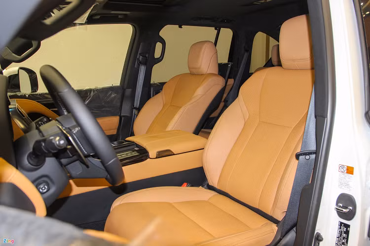 Khoang lái Lexus LX600 được thiết kế gọn gàng hơn trước dù không theo xu hướng màn hình đôi hiện nay. Màn hình giải trí 12.3 inch đặt nổi lên bảng taplo.