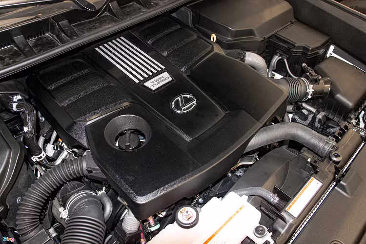 So với thế hệ trước, LX600 có ngoại hình hiện đại, tiên tiến hơn. Mẫu SUV cao cấp chia sẻ chung nền tảng GA-F với Land Cruiser LC300, nhờ đó mà trọng lượng xe giảm được 200 kg so với LX570.