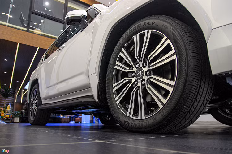 Lexus LX600 được trang bị động cơ V6 tăng áp kép dung tích 3.5L cho công suất tối đa 409 mã lực, mô-men xoắn cực đại 650Nm tại 3.600 vòng/phút.