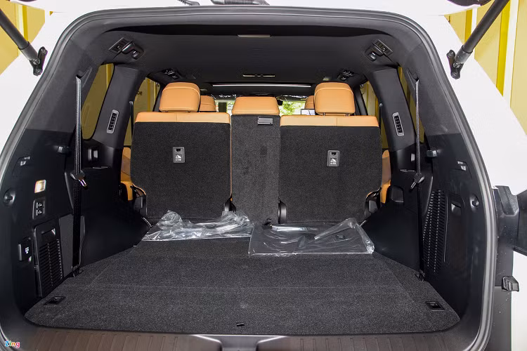 Vô lăng thể thao hơn, hàng ghế giữa chỉnh cơ một chạm. Hàng ghế thứ ba có đủ không gian cho hành khách cao trên 1,7 m.Tuy thế xe vẫn còn nhiều phím bấm vật lý, chi tiết ít thấy ở BMW X7 hoặc Mercedes-Benz GLS.