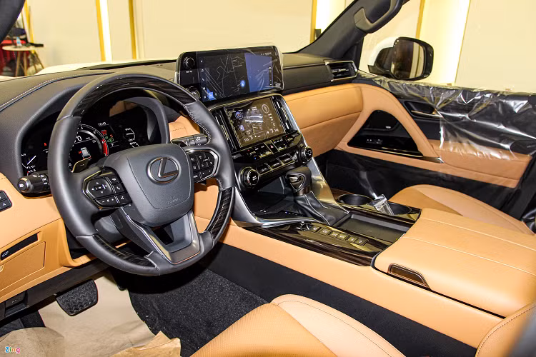 Lexus trang bị cho LX600 bộ vành 22 inch (tăng 1 inch so với LX570) cùng bộ lốp 265/50. Chiều dài cơ sở không thay đổi (2.850 mm).