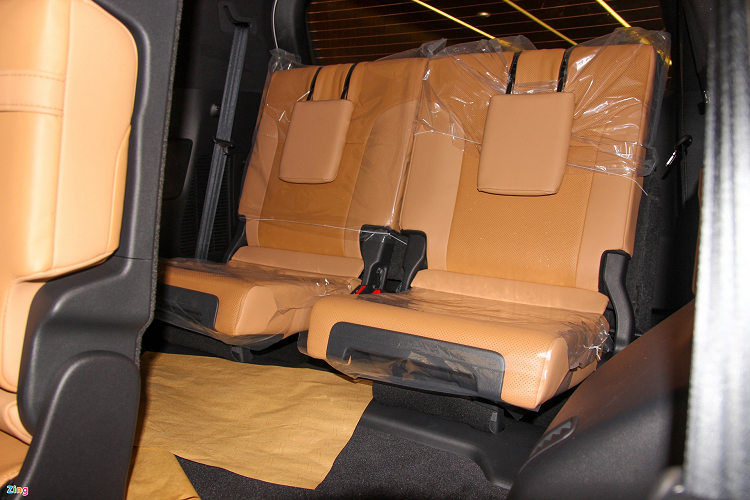 LX600 được trang bị dàn âm thanh 25 loa của Mark-Levinson, hộc chứa đồ có tính năng làm lạnh, sạc điện thoại không dây. Mẫu xe trong bài viết có giao diện tiếng Việt.