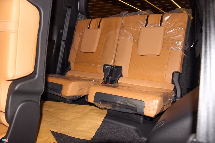 LX600 được trang bị dàn âm thanh 25 loa của Mark-Levinson, hộc chứa đồ có tính năng làm lạnh, sạc điện thoại không dây. Mẫu xe trong bài viết có giao diện tiếng Việt.