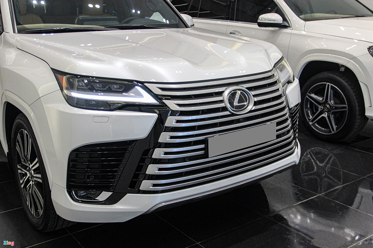 Các cặp thanh nan được hãng làm dày dặn, chi tiết này tạo hiệu ứng thị giác khá mạnh và là điểm nhấn ở đầu xe.