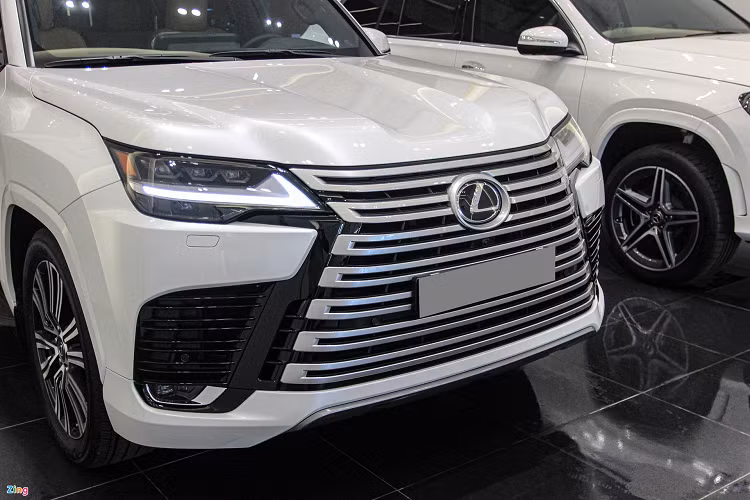 Các cặp thanh nan được hãng làm dày dặn, chi tiết này tạo hiệu ứng thị giác khá mạnh và là điểm nhấn ở đầu xe.