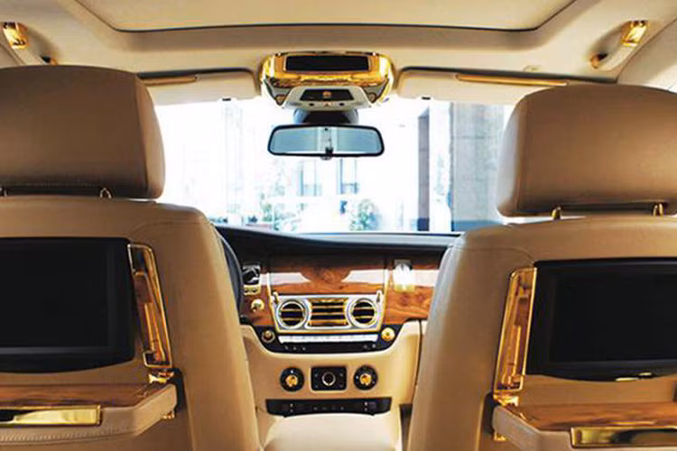 Như vậy, chỉ trong chưa đầy 1 tháng, mức giá khởi điểm lần thứ 4 của chiếc Rolls-Royce Ghost mạ vàng này đã giảm gần 1 tỷ đồng so với giá ban đầu là 10 tỷ đồng.