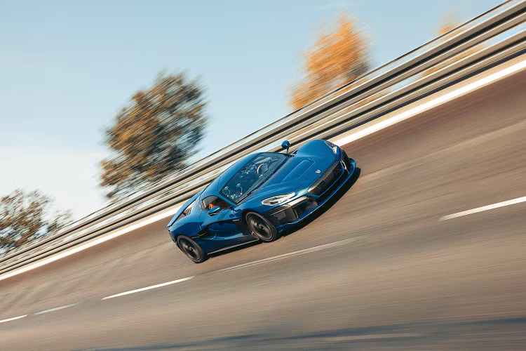 Tuy nhiên, Rimac nói rằng tất cả những chiếc Nevera có thể đạt được tốc độ tối đa 412 km/h trong “các sự kiện dành cho khách hàng đặc biệt với sự hỗ trợ từ nhóm Rimac và trong các điều kiện được kiểm soát”.