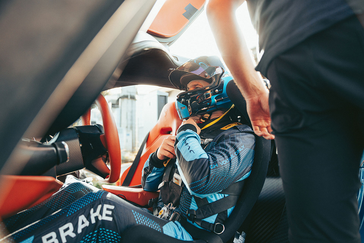 Chiếc siêu xe điện Rimac Nevera này đã được thử nghiệm tại Trung tâm thử nghiệm xe hơi Papenburg ở Đức, nơi nổi tiếng với hai đoạn đường thẳng dài 4 km. Chiếc Hypercar được thiết lập ở chế độ tốc độ tối đa giúp giảm lực cản trong khi vẫn giữ lực ép ở mức thích hợp để đảm bảo sự ổn định khi vận hành ở tốc độ cao.