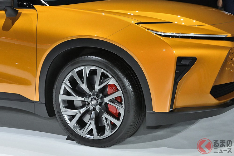 Bên sườn, Toyota Crown Estate 2024 được trang bị bộ vành hợp kim cỡ lớn với thiết kế 7 chấu kép hình chữ "Y" và cùm phanh màu đỏ thể thao phía sau. Ốp gương ngoại thất và các cột đều sơn màu đen khiến phần nóc như "lơ lửng" trên không trung.