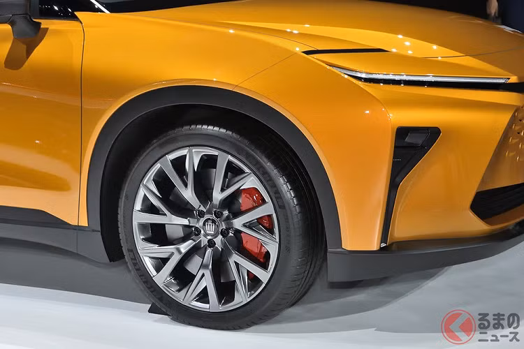 Bên sườn, Toyota Crown Estate 2024 được trang bị bộ vành hợp kim cỡ lớn với thiết kế 7 chấu kép hình chữ "Y" và cùm phanh màu đỏ thể thao phía sau. Ốp gương ngoại thất và các cột đều sơn màu đen khiến phần nóc như "lơ lửng" trên không trung.