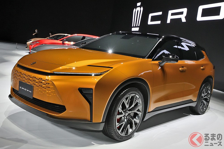 Bên ngoài, Crown Estate chia sẻ một số chi tiết thiết kế với các thành viên còn lại của dòng Toyota Crown thế hệ thứ 16 như dải đèn LED định vị ban ngày hẹp và vuốt về phía sau, tạo thành hình chữ "C". Nằm giữa 2 dải đèn này là một khe gió nhỏ. Trong khi đó, cụm đèn pha chính của xe nằm thấp bên dưới, ở hai góc đầu xe. Tiếp đến là lưới tản nhiệt sơn cùng màu với thân xe, hốc gió trung tâm khá rộng và những đường dập gân thể thao trên nắp ca-pô.
