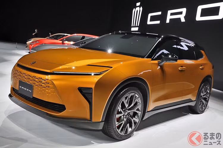 Bên ngoài, Crown Estate chia sẻ một số chi tiết thiết kế với các thành viên còn lại của dòng Toyota Crown thế hệ thứ 16 như dải đèn LED định vị ban ngày hẹp và vuốt về phía sau, tạo thành hình chữ "C". Nằm giữa 2 dải đèn này là một khe gió nhỏ. Trong khi đó, cụm đèn pha chính của xe nằm thấp bên dưới, ở hai góc đầu xe. Tiếp đến là lưới tản nhiệt sơn cùng màu với thân xe, hốc gió trung tâm khá rộng và những đường dập gân thể thao trên nắp ca-pô.