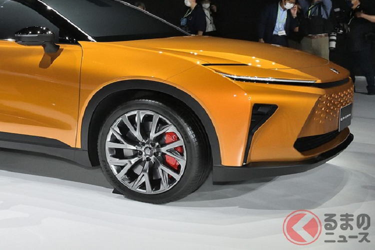 Đằng sau Toyota Crown Estate 2024 xuất hiện cụm đèn hậu khá mỏng, nằm vắt ngang đuôi xe. Nằm giữa 2 đèn hậu là logo rất nhỏ của hãng Toyota trong khi phía đầu xe lại dùng logo hình vương miện của dòng xe Crown. Cuối cùng là nẹp nhựa màu đen bao quanh toàn bộ khu vực dưới của thân xe, tăng vẻ khỏe khoắn và đúng chất SUV cho Toyota Crown Estate 2024.