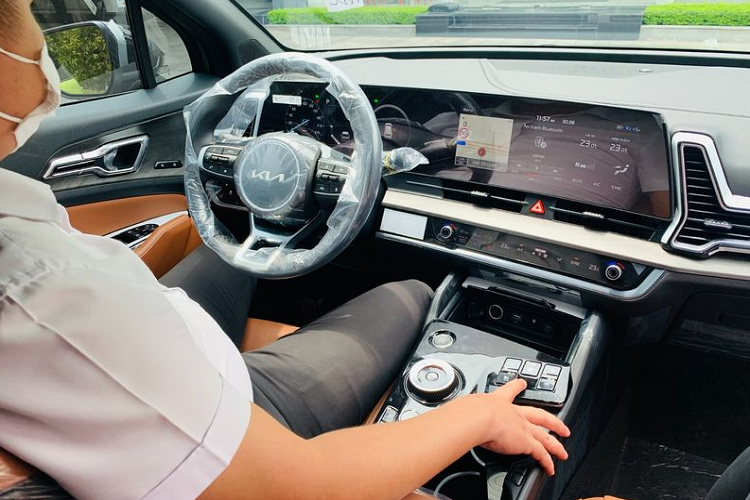 Về động cơ, phiên bản Kia Sportage 2022 Signature X-Line 1.6T sử dụng động cơ dung tích 1,6 lít tăng áp, công suất cực đại 178 mã lực và mô-men xoắn tối đa 265Nm. Khối động cơ kết hợp với hộp số tự động 7 cấp ly hợp kép và hệ dẫn động 4 bánh toàn thời gian (AWD).