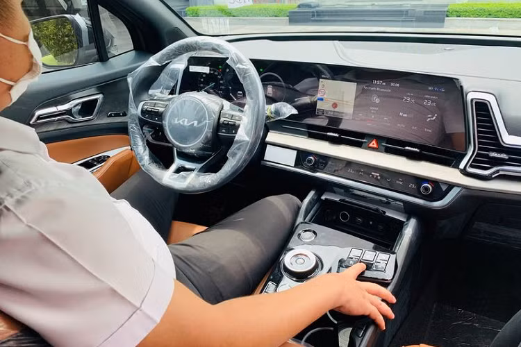 Về động cơ, phiên bản Kia Sportage 2022 Signature X-Line 1.6T sử dụng động cơ dung tích 1,6 lít tăng áp, công suất cực đại 178 mã lực và mô-men xoắn tối đa 265Nm. Khối động cơ kết hợp với hộp số tự động 7 cấp ly hợp kép và hệ dẫn động 4 bánh toàn thời gian (AWD).