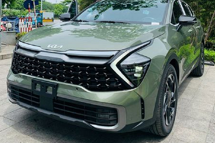 Sportage 2022 Signature X-Line 1.6T có màu nội thất nâu Sequoia Brown. Sở hữu kích thước lớn nhất trong phân khúc, Kia Sportage có không gian nội thất rộng rãi với thiết kế bên trong là sự kết hợp hài hòa giữa tính thẩm mỹ và cao cấp của các trang bị công nghệ, tiện nghi hiện đại, mang đến cảm hứng cho người dùng trong suốt hành trình di chuyển.