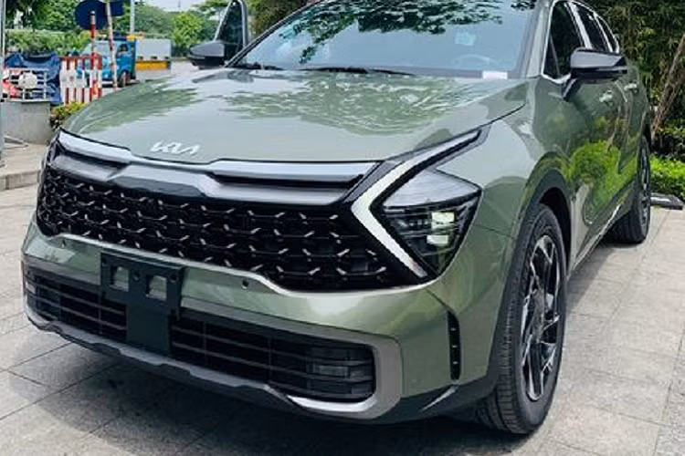 Sportage 2022 Signature X-Line 1.6T có màu nội thất nâu Sequoia Brown. Sở hữu kích thước lớn nhất trong phân khúc, Kia Sportage có không gian nội thất rộng rãi với thiết kế bên trong là sự kết hợp hài hòa giữa tính thẩm mỹ và cao cấp của các trang bị công nghệ, tiện nghi hiện đại, mang đến cảm hứng cho người dùng trong suốt hành trình di chuyển.