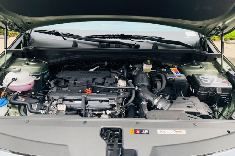 Giá xe Kia Sportage Signature X-Line 1.6T AWD có mức niêm yết là 1,089 tỷ đồng. Mức giá này cao hơn khá nhiều so với “người anh em” có cùng trang bị động cơ là Hyundai Tucson 2022 1.6 T-GDi Đặc biệt (1,020 tỷ VNĐ). Tuy nhiên Kia Sportage được nhà sản xuất cam kết sẽ không bị bán kênh giá như Hyundai Tucson.