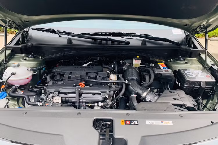 Giá xe Kia Sportage Signature X-Line 1.6T AWD có mức niêm yết là 1,089 tỷ đồng. Mức giá này cao hơn khá nhiều so với “người anh em” có cùng trang bị động cơ là Hyundai Tucson 2022 1.6 T-GDi Đặc biệt (1,020 tỷ VNĐ). Tuy nhiên Kia Sportage được nhà sản xuất cam kết sẽ không bị bán kênh giá như Hyundai Tucson.