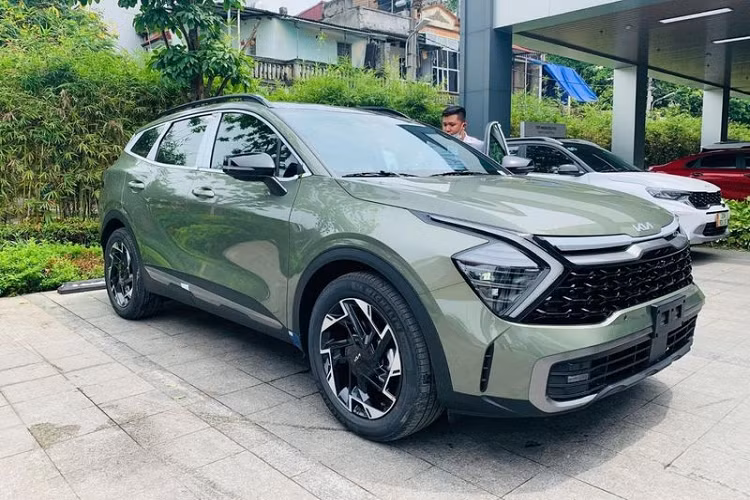 Ở thế hệ Kia Sportage 2022 mới, xe sở hữu thiết kế nổi bật với dải đèn định vị LED hình boomerang ở phía trước. Sportage X-Line có sự khác biệt ở lưới tản nhiệt tràn viền và cản trước dạng hình thang. Mâm xe hợp kim 19 inch với thiết kế dạng lốc xoáy, bọc bên ngoài là bộ lốp kích thước 235/55.