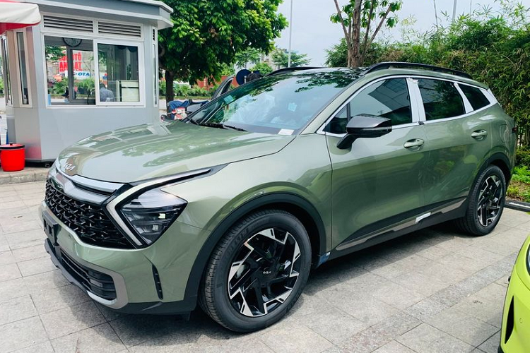 Một chiếc Kia Sportage Signature X-Line 1.6T 2022 mới đã có mặt tại một đại lý ở Hà Nội. Theo đó, chiếc Kia Sportage 2022 phiên bản Signature X-Line 1.6T mới về đại lý này sở hữu ngoại thất màu xanh rêu (Jungle Wood Green) khá lạ mắt và nổi bật.