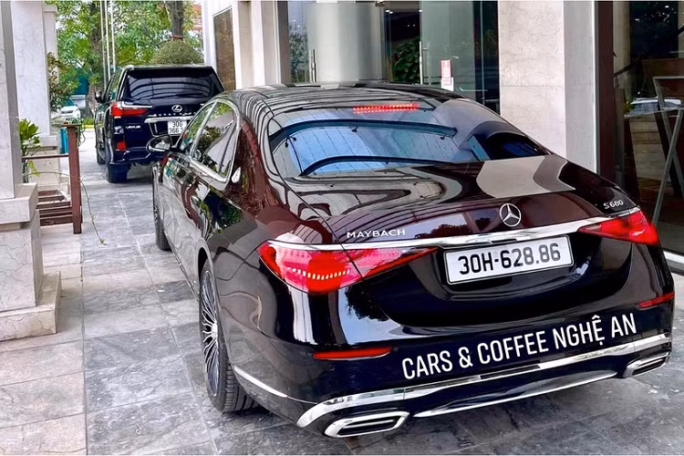 Mẫu sedan siêu sang có thể tăng tốc từ 0 - 100 km/h trong 4,4 giây, đạt tốc độ tối đa 209 km/h. Với mức giá lăn bánh Mercedes-Maybach S680 2022 tới hơn 30 tỷ đồng tại Hà Nội, đây hiện là chiếc S680 đầu tiên và duy nhất tính tới thời điểm hiện tại được ra biển trắng.