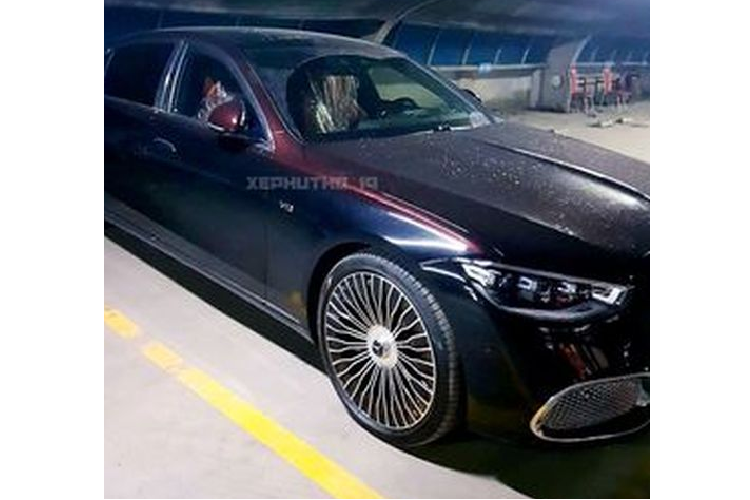 Mercedes-Maybach S680 2022 đem đến sự tiện lợi cho người ngồi trong xe với cửa sau có thể đóng mở tự động thông qua một nút bấm. Đồng thời, người ngồi trước cũng có thể dễ dàng đóng mở cửa sau theo mức độ thông qua màn hình đa nhiệm ở giữa. Xe có hệ thống hỗ trợ lái cấp độ 3, từ đó cho phép người lái bỏ tay khỏi vô lăng trong các tình huống như giao thông đông đúc hoặc trên một số đường cao tốc...