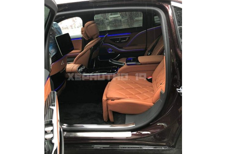 Ngoài ra, nhằm tăng vẻ sang trọng cho ngoại thất của Mercedes-Maybach S680 thế hệ mới, chiếc xe đã được trang bị bộ mâm đa chấu có thiết kế tinh xảo Maybach Exclusive "Champagne Flute”. Bộ mâm tùy chọn này có kích thước 21 inch và được trang bị đi kèm lốp Pirelli P Zero.