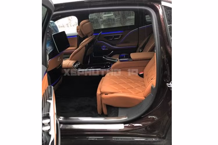 Ngoài ra, nhằm tăng vẻ sang trọng cho ngoại thất của Mercedes-Maybach S680 thế hệ mới, chiếc xe đã được trang bị bộ mâm đa chấu có thiết kế tinh xảo Maybach Exclusive "Champagne Flute”. Bộ mâm tùy chọn này có kích thước 21 inch và được trang bị đi kèm lốp Pirelli P Zero.