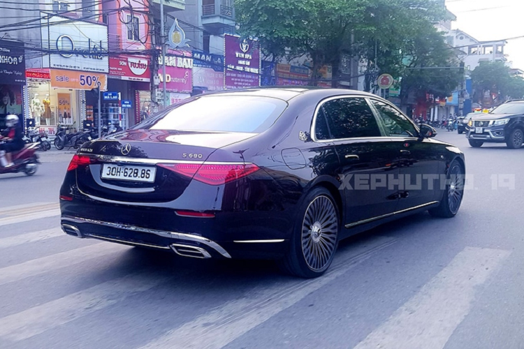 Mercedes-Maybach S680 2022 mới được đưa về nước bởi một công ty tư nhân với giá khoảng 27 tỷ đồng. Chiếc S680 Maybach trong bài đeo biển Hà Nội nên để có thể cho xe lăn bánh trên đường, chủ nhân cần chi thêm ít nhất hơn 3 tỷ đồng nữa (phí trước bạ và các loại phí khác).