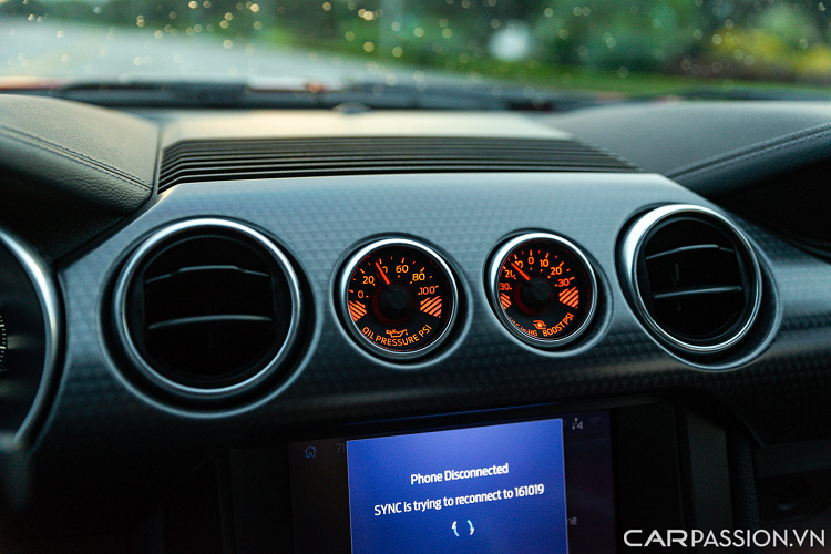 Những nút bấm trên bảng điều khiển trung tâm có thiết kế được lấy cảm hứng từ chi tiết trên những mẫu chiến đấu cơ. Màn hình hiển thị kỹ thuật số có kích thước lên tới 12 inch. Màn hình giải trí trung tâm của xe có thao tác cảm ứng nhạy với kích thước khoảng 8 inch với giao diện SYNC 3.