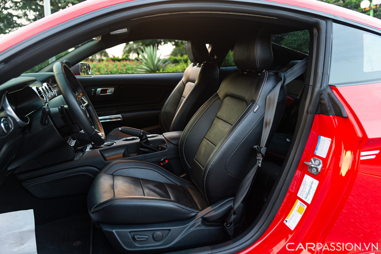 Phía trên màn hình giải trí là 2 đồng hồ thể hiện áp suất dầu cùng áp suất turbo .Logo phiên bản High Performance gắn tại vị trí taplo đối diện ghế phụ.