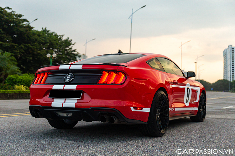Khả năng tăng tốc từ 0-100 km/h chỉ trong 4,5 giây trước khi đạt vận tốc tối đa 242 km/h. Bên cạnh sự cải tiến sức mạnh động cơ, Ford Mustang EcoBoost High Performance Package còn được nâng cấp hệ thống treo và hệ thống phanh được lấy từ phiên bản Mustang GT.